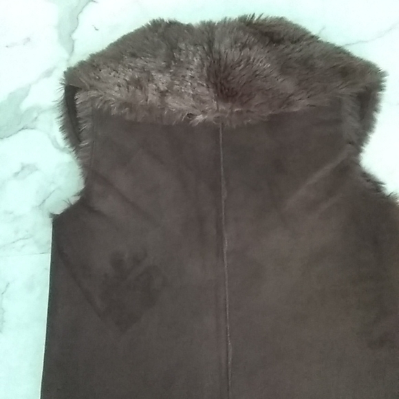 Fur collard vest. - Picture 9 of 13